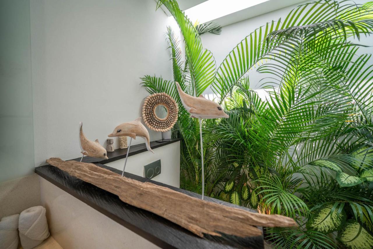 Villa Tira - Elegant 3Br In Central Seminyak Kültér fotó