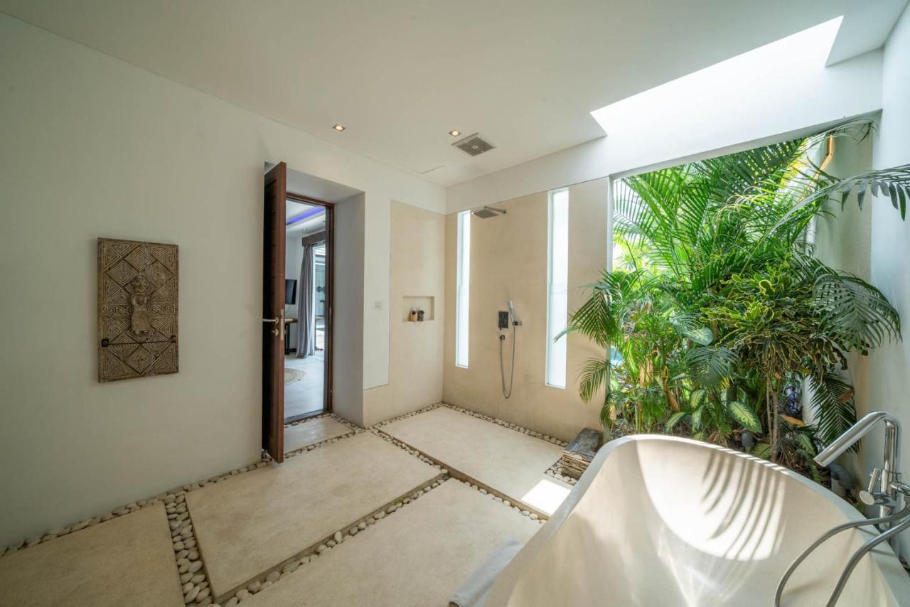 Villa Tira - Elegant 3Br In Central Seminyak Kültér fotó