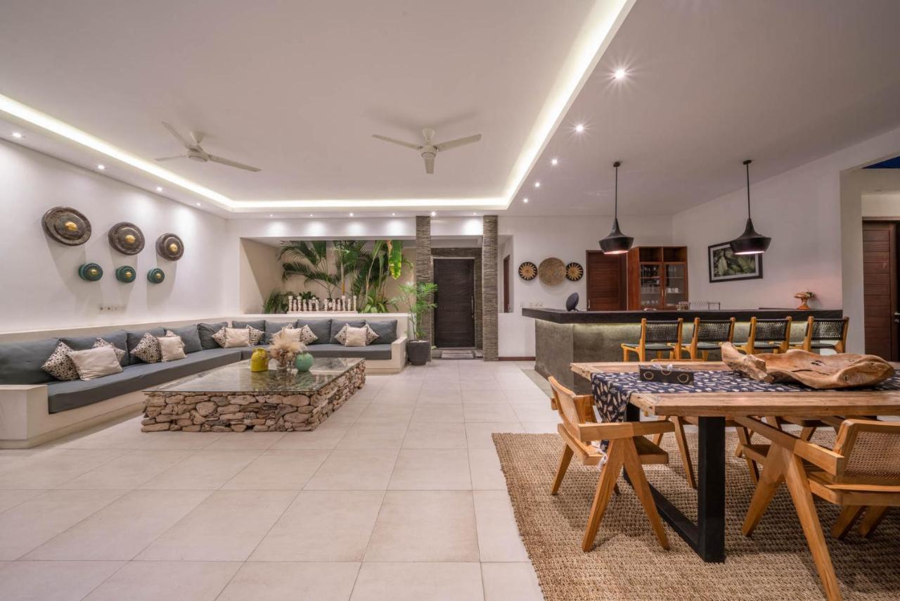 Villa Tira - Elegant 3Br In Central Seminyak Kültér fotó