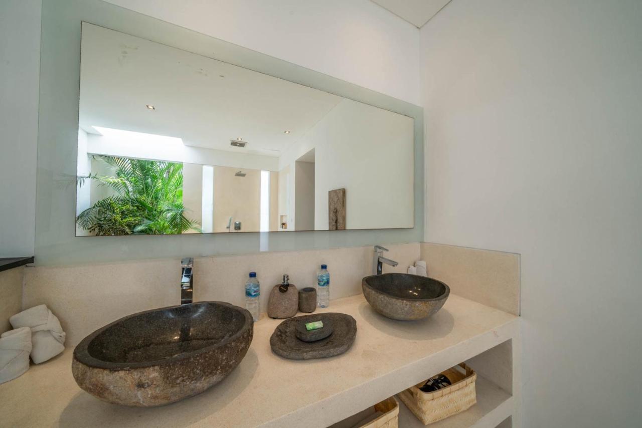 Villa Tira - Elegant 3Br In Central Seminyak Kültér fotó