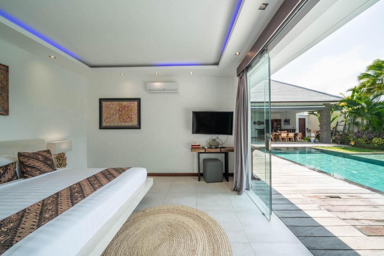 Villa Tira - Elegant 3Br In Central Seminyak Kültér fotó