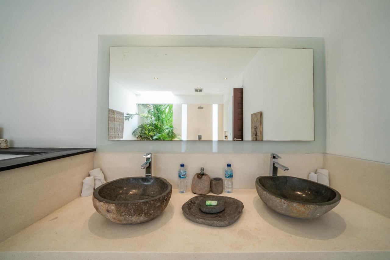 Villa Tira - Elegant 3Br In Central Seminyak Kültér fotó